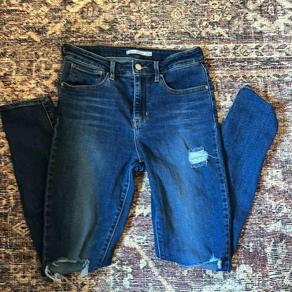 levis 721 high rise size 28 distressed knee